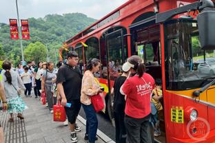 戈贝尔谈比赛：我们得让自己保持冷静 并在遇到困难时打团队篮球